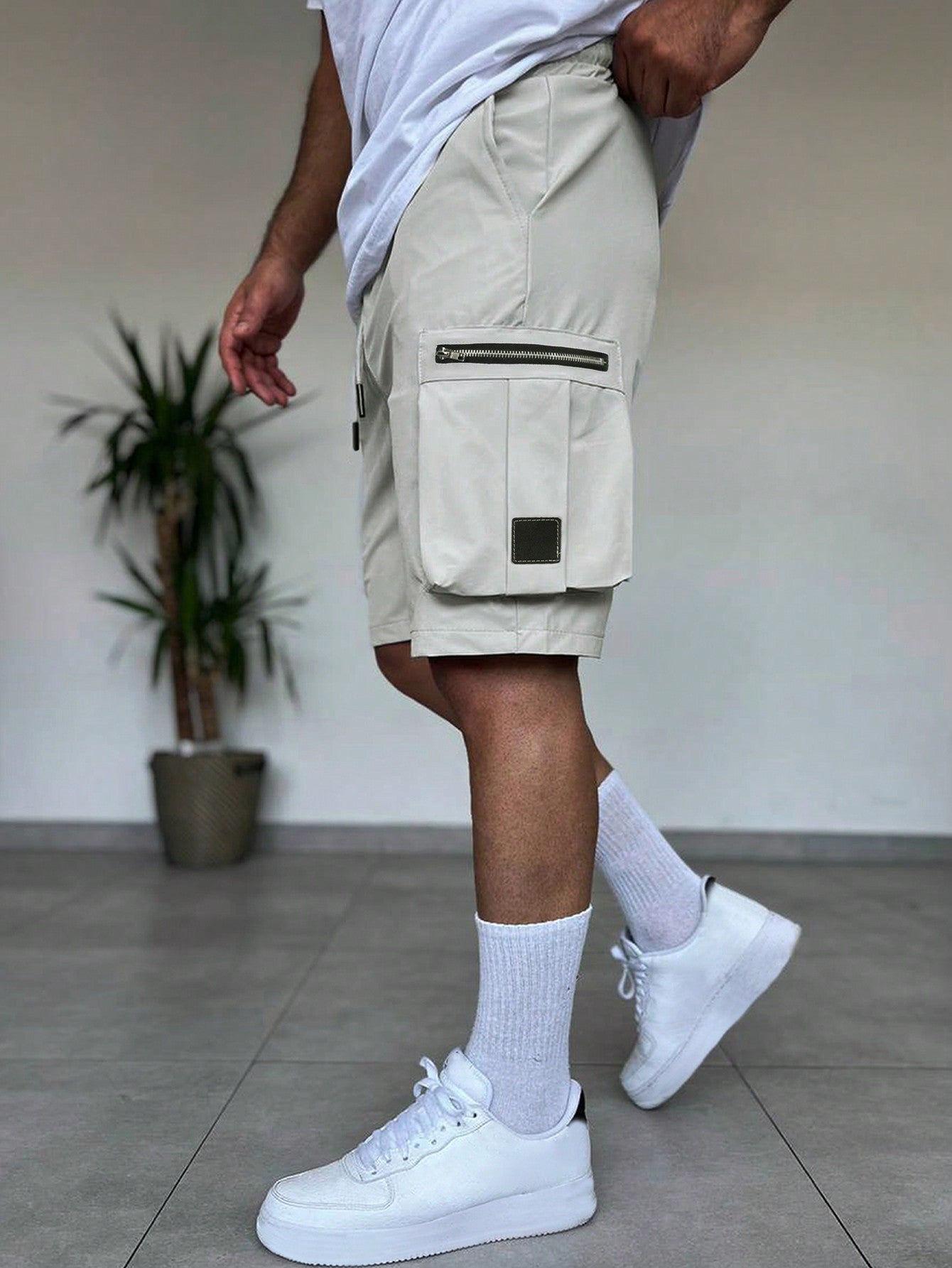 Manfinity EMRG Men's Zipper Design Drawstring Waist Summer Shorts Cargo Plain Cream Street Wear Light Grey