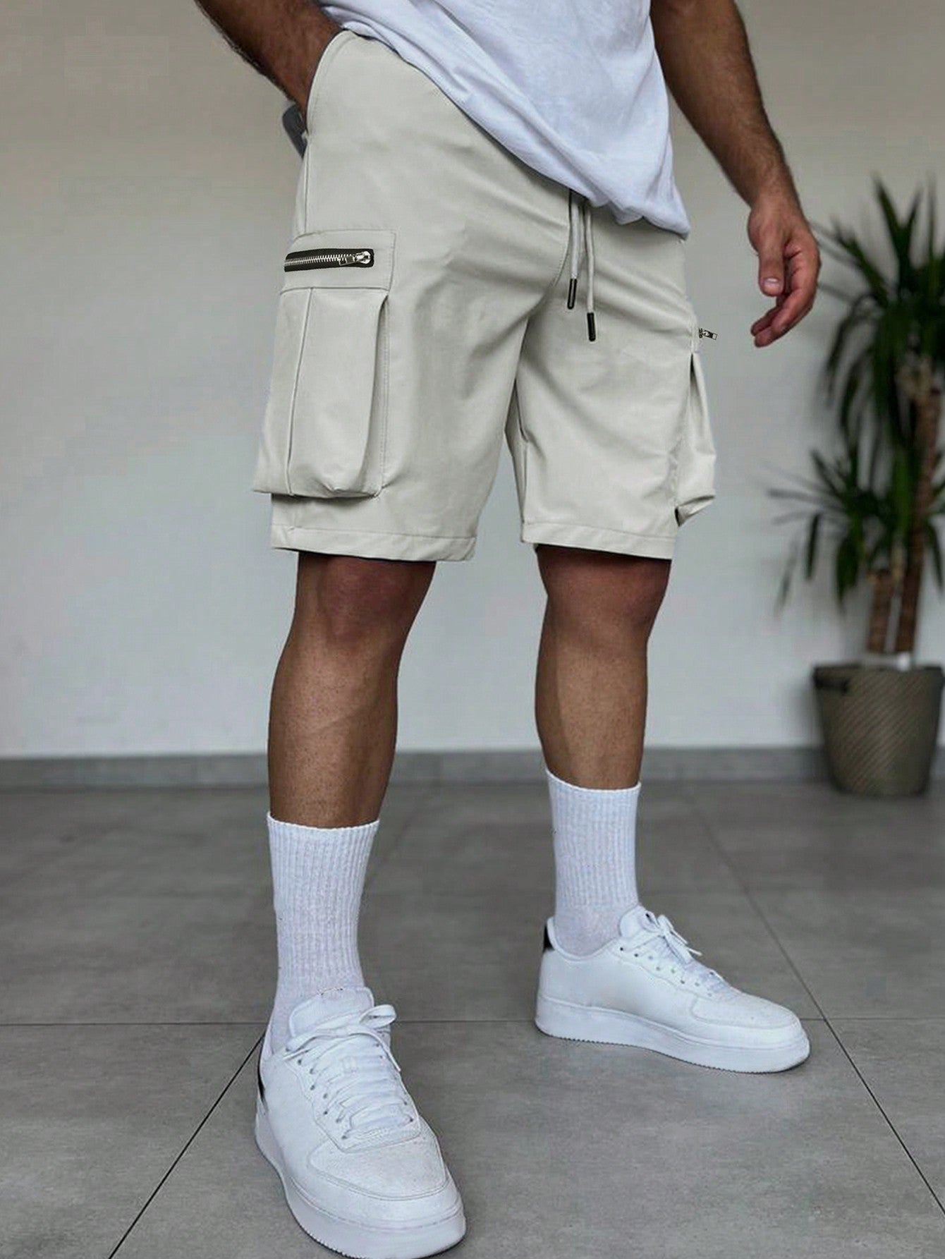 Manfinity EMRG Men's Zipper Design Drawstring Waist Summer Shorts Cargo Plain Cream Street Wear Light Grey
